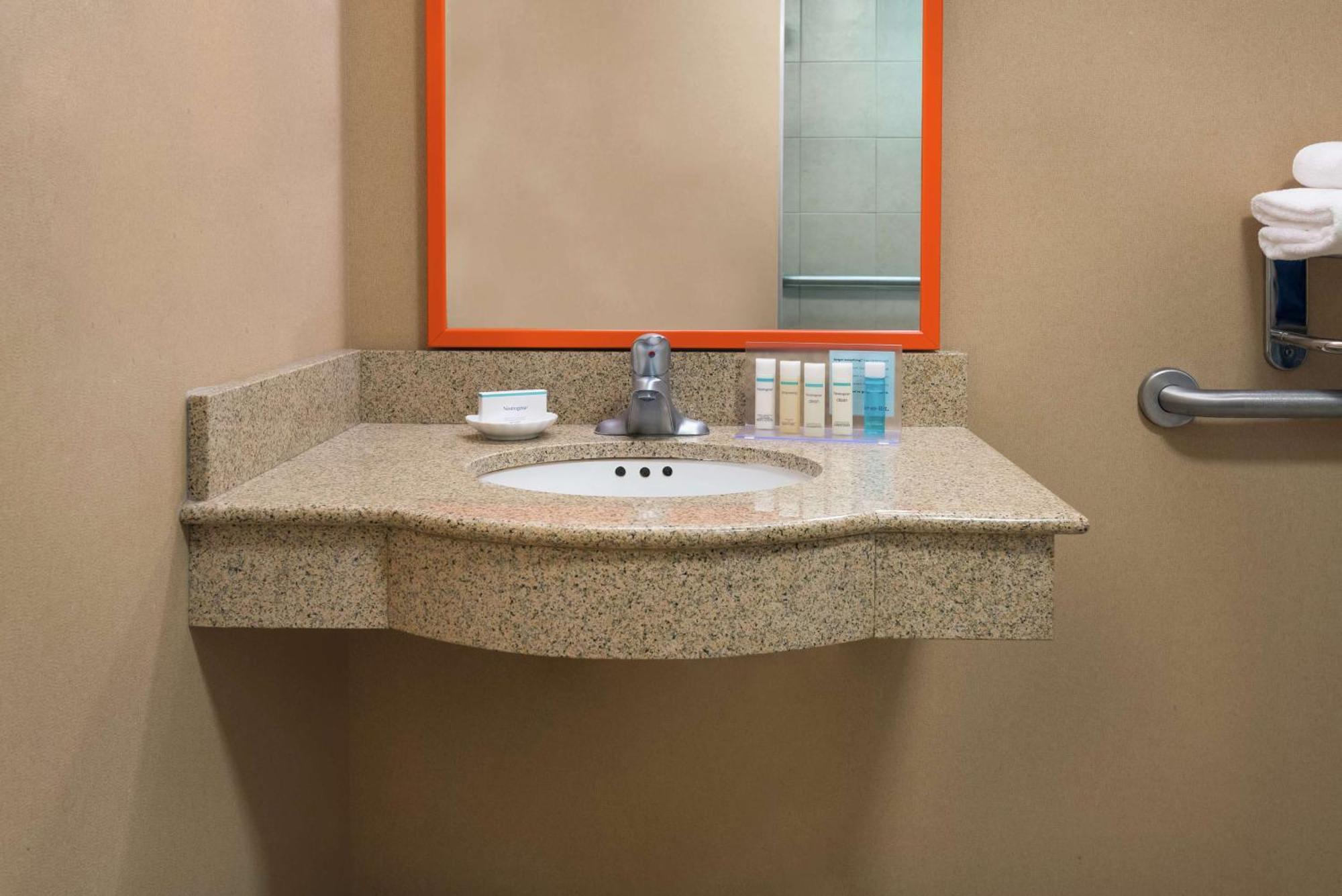 Hampton Inn Springfield South Enfield Extérieur photo